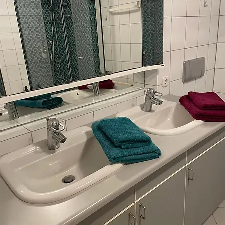 Gaestezimmer Mit Eigenem Bad Und Balkon Im Herzen Von - Nahe Ffm Homestay szállás *